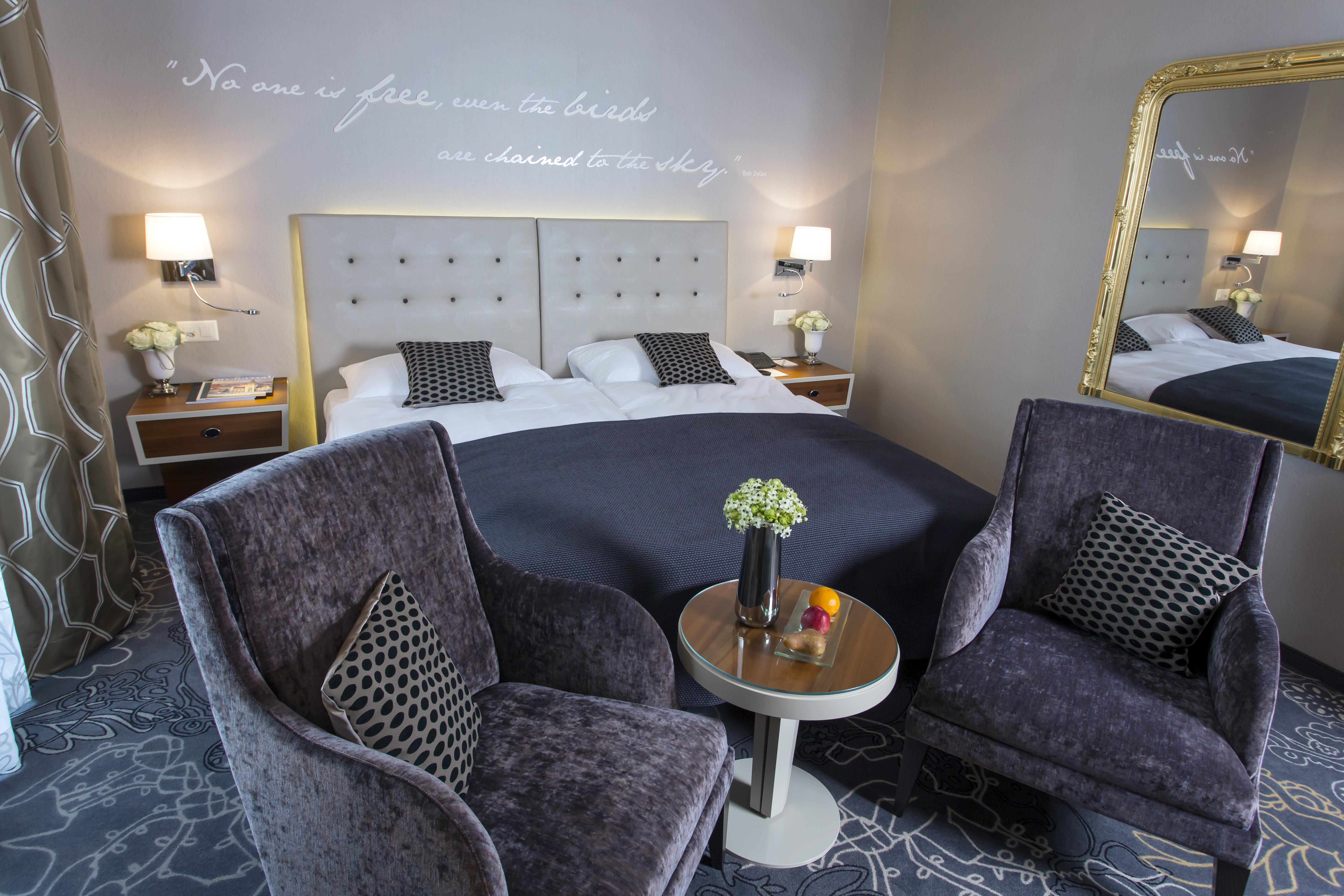 Hotel Schweizerhof Luzern Buitenkant foto A room at the hotel