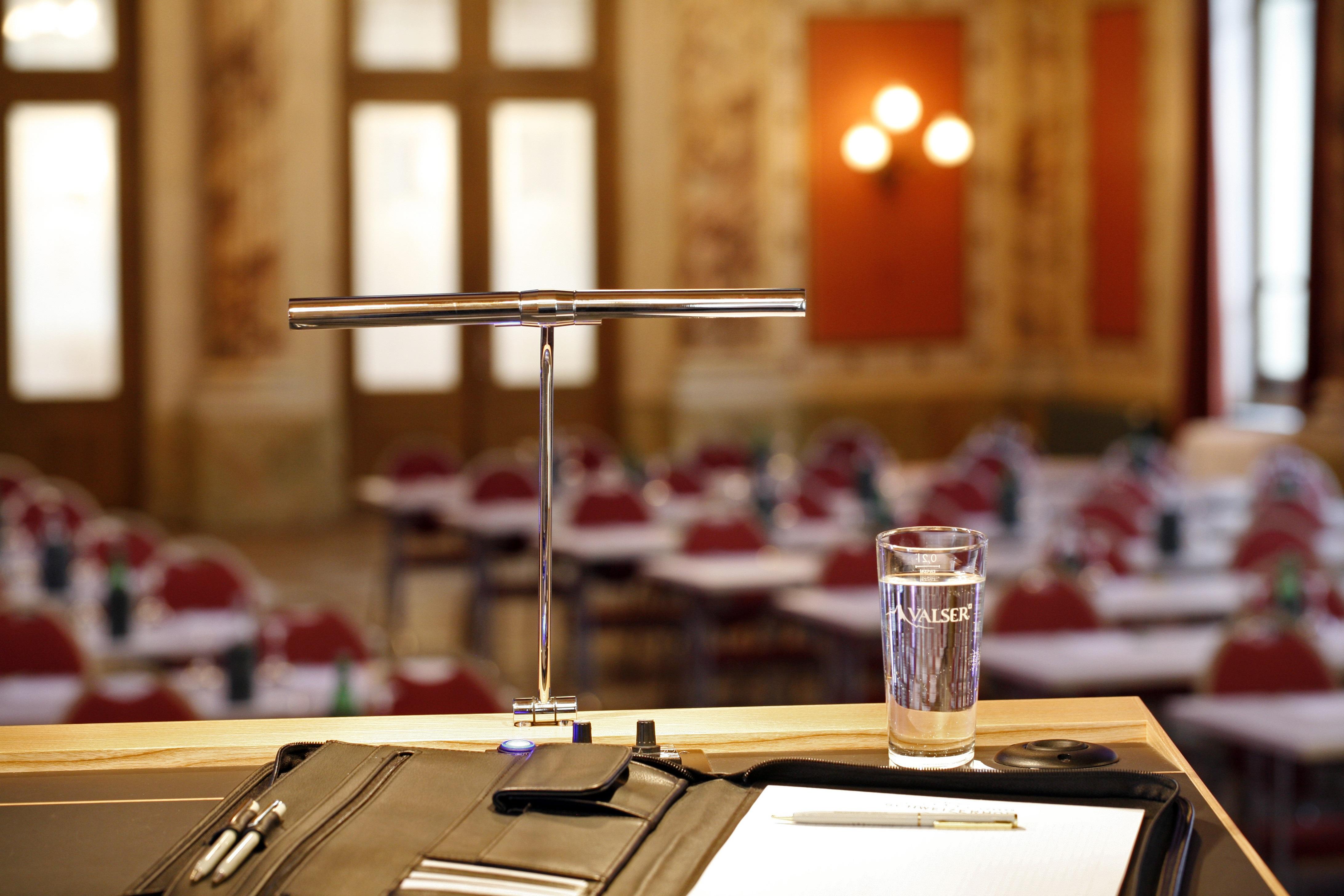 Hotel Schweizerhof Luzern Buitenkant foto A podium microphone