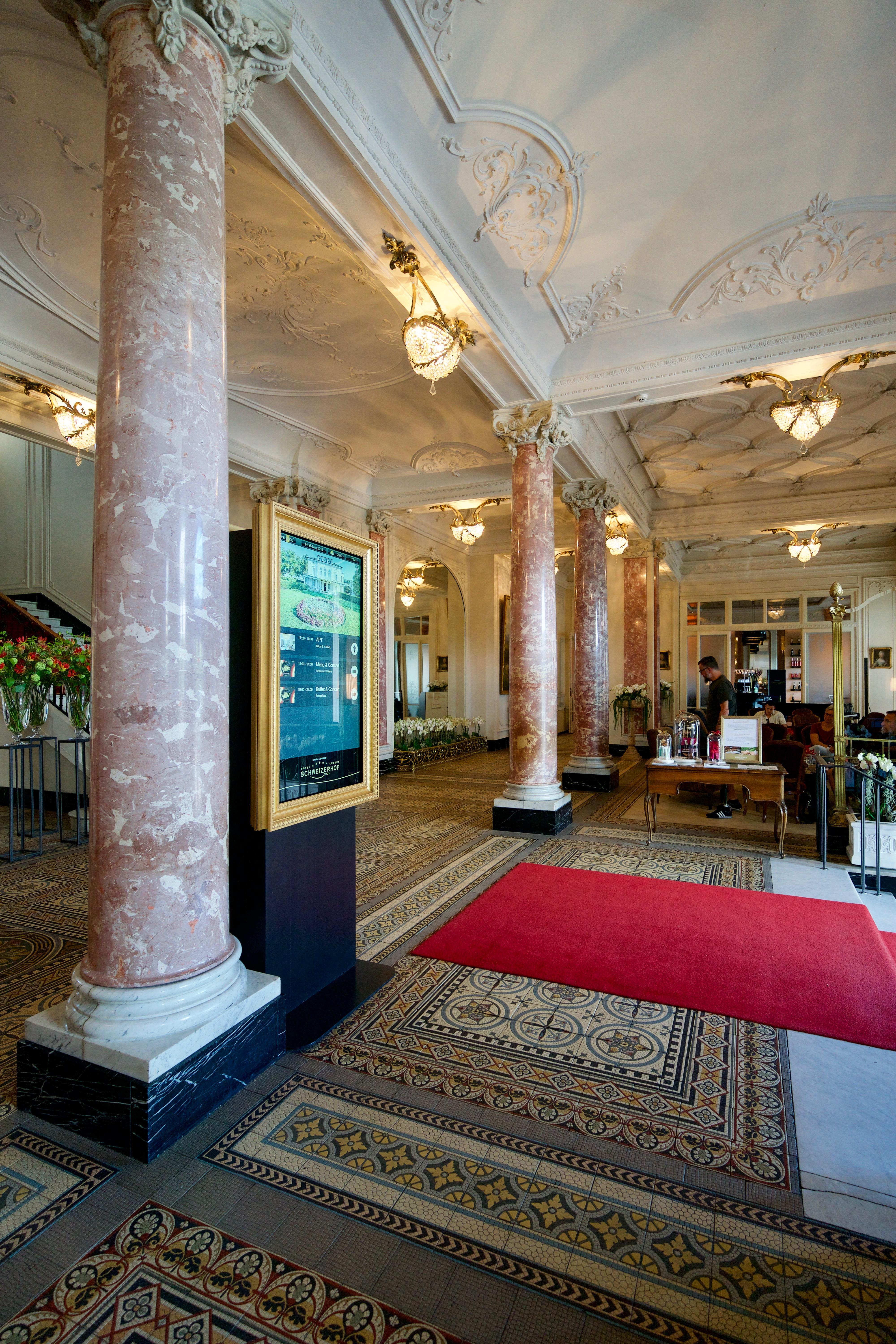 Hotel Schweizerhof Luzern Buitenkant foto The lobby of the hotel