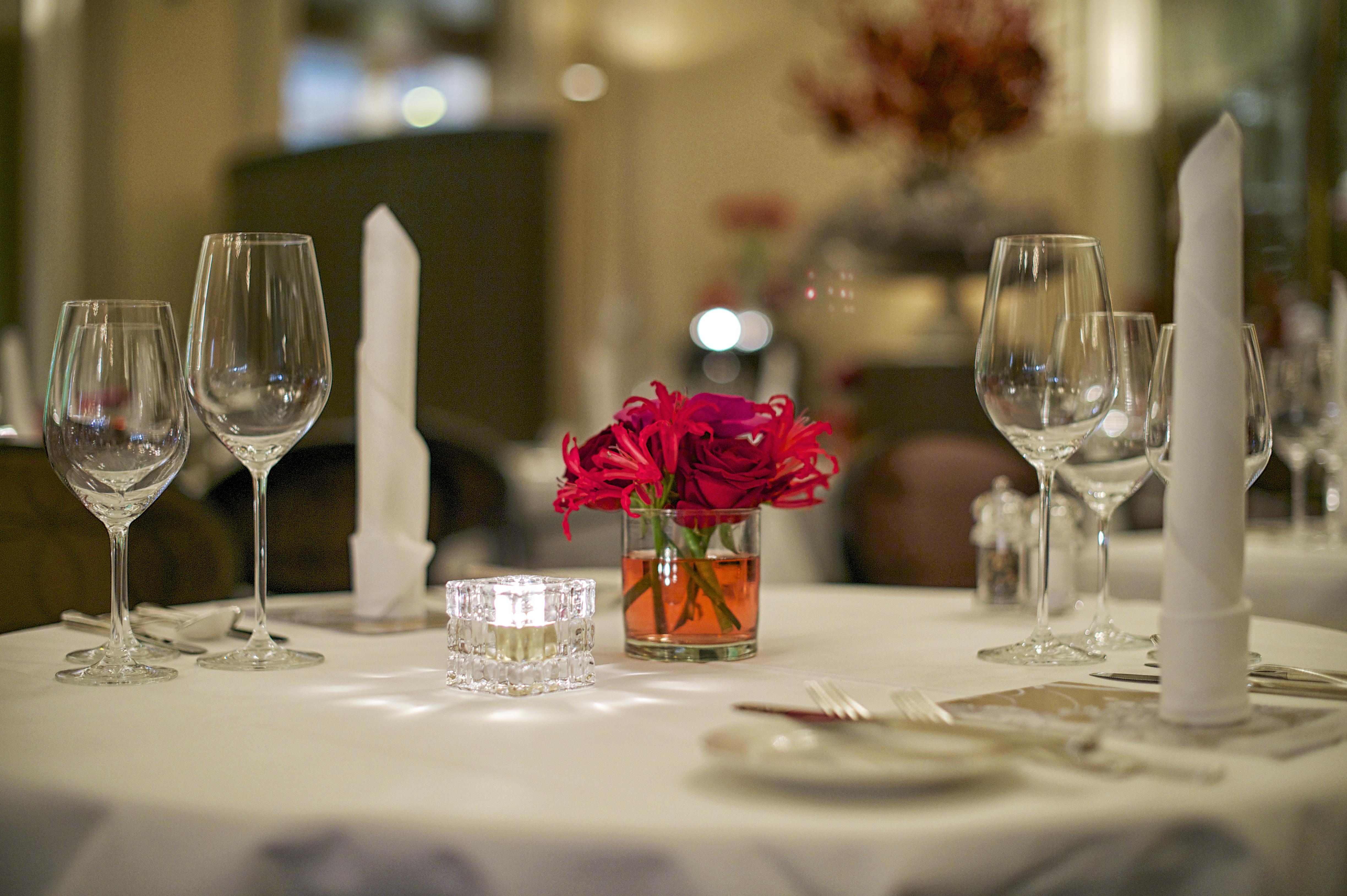 Hotel Schweizerhof Luzern Buitenkant foto A table set for fine dining