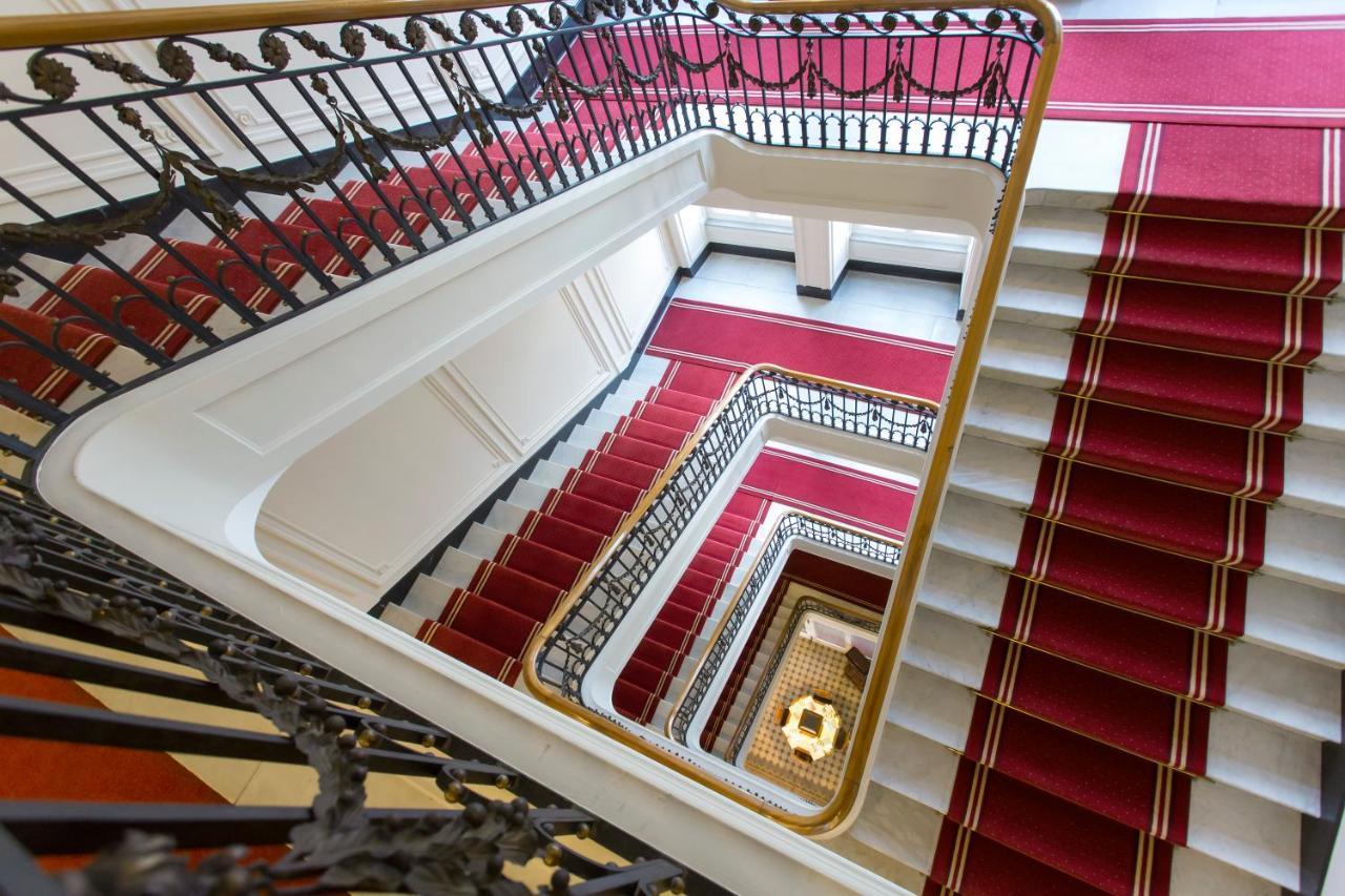 Hotel Schweizerhof Luzern Buitenkant foto Staircase